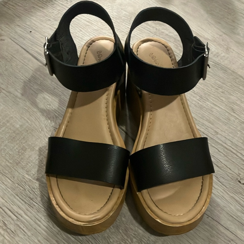 Universal Thread platform wedge sandles